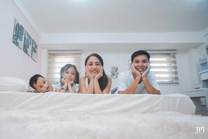 Deluxe Apartment, Kitchen | Desk, laptop workspace, free WiFi