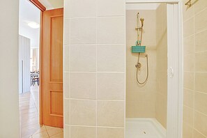 Shower, hair dryer, bidet, towels - Residence Argentiera Studio Sea View, Miniera dell’Argentiera, Italy (Miniera dell’Argentiera)