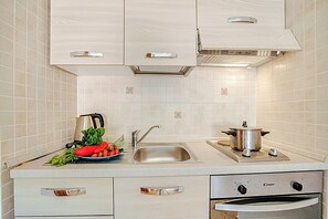 Eine Küche mit Spüle, Herd und Backofen.