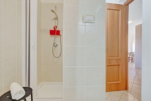 Douche, sèche-cheveux, bidet, serviettes fournies