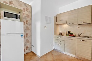 雪櫃、爐具、咖啡機/沖茶器、廚房用具/餐具/器皿