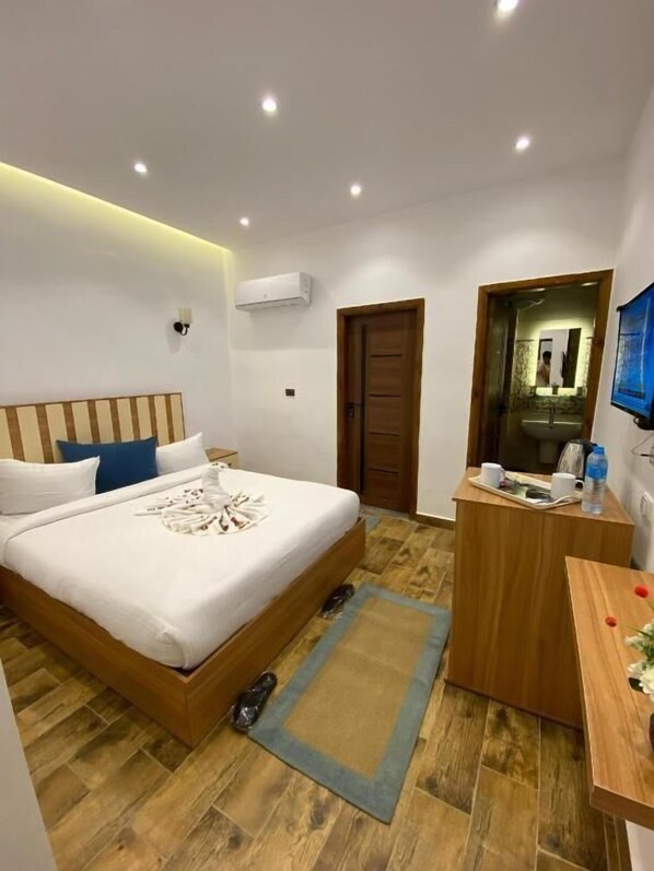 Kolmen hengen deluxe-huone, näköala pihalle