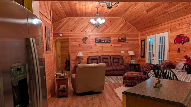 Ein gemütliches Blockhaus-Interieur mit Küche, Wohnbereich und Essplatz.