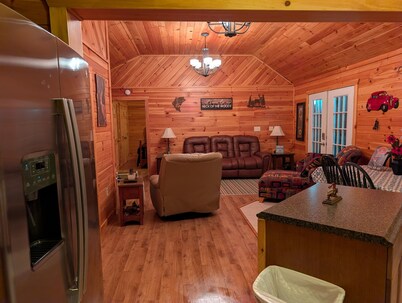 Elberton Cabin on Lake Clark Hill,  2-br 1 bath, 0.5 miles to Modock boat ramp.