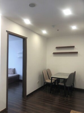 Apartamento familiar, balcón, vistas a la ciudad | Interior