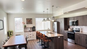 Private kitchen - Trailhead Basecamp for Families: Minutes to Snowbasin, Trails & Downtown Ogden (South Ogden)