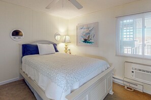 Room - Charming waterfront retreat w/Balcony, shared pool, AC, WiFi & full kitchen (Ocean City)