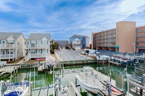 Marina - Charming waterfront retreat w/Balcony, shared pool, AC, WiFi & full kitchen (Ocean City)
