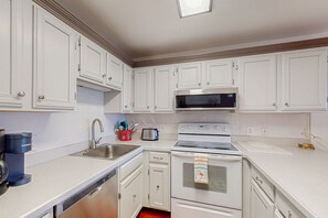 Private kitchen - Charming waterfront retreat w/Balcony, shared pool, AC, WiFi & full kitchen (Ocean City)