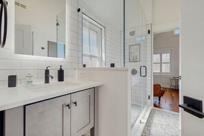 Bathroom - Town of Lewes Duplex w/deck, close to beach & restaurants (Lewes)