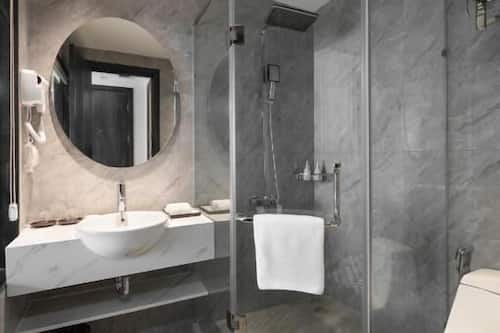 Habitación doble superior | Baño | Amenidades de baño gratuitas, secadora de cabello, toallas, jabón
