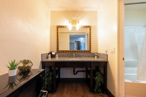 Room, 1 King Bed, Smoking | Bathroom - Sacramento Inn & Suites Cal Expo I-80 (Sacramento)