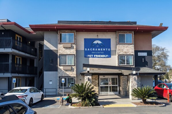Free self-parking - Sacramento Inn & Suites Cal Expo I-80 (Sacramento)