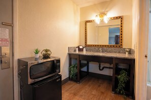 Desk, free WiFi, bed sheets - Sacramento Inn & Suites Cal Expo I-80 (Sacramento)