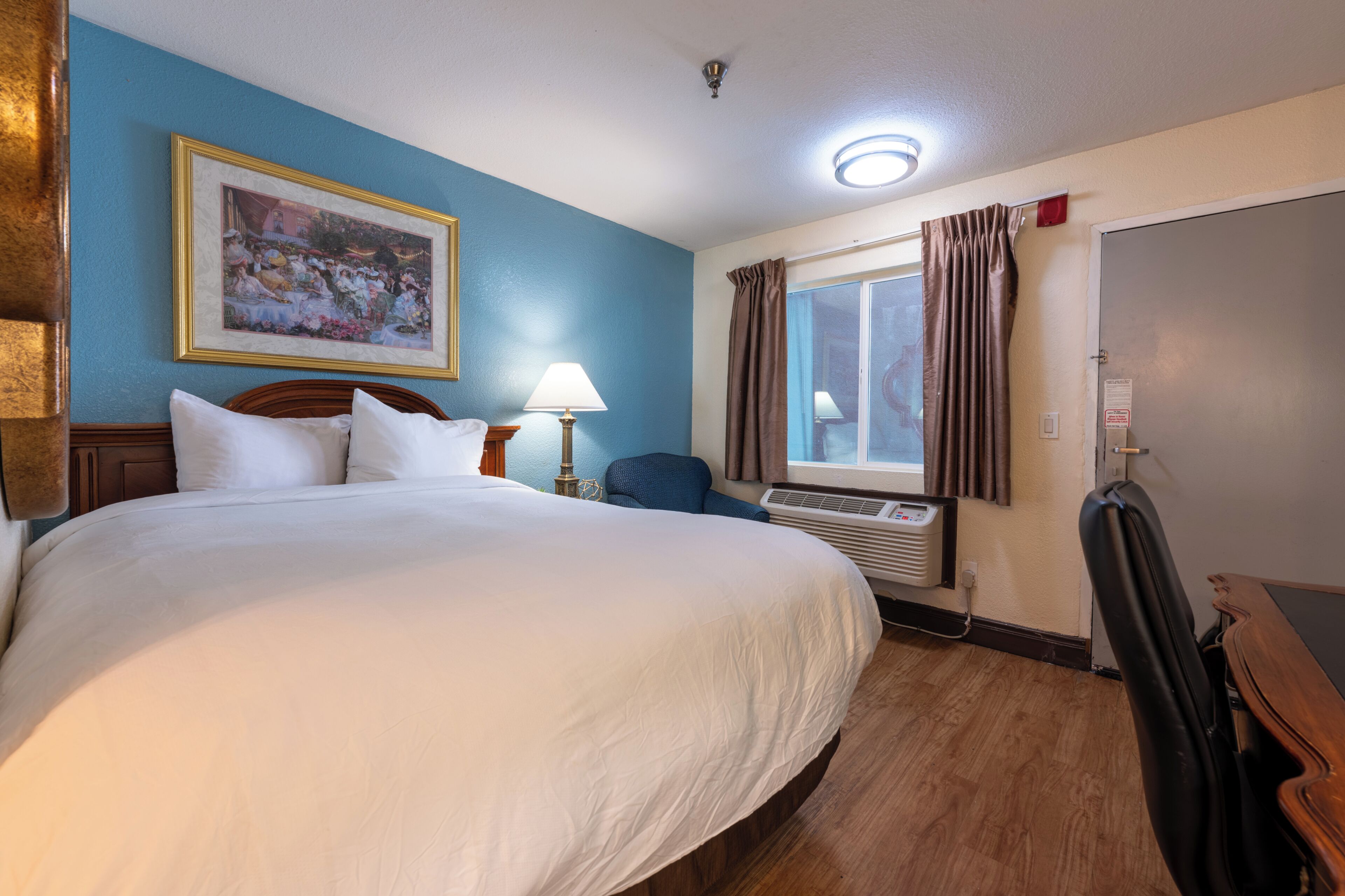 Suite, 1 King Bed, Non Smoking, Kitchenette