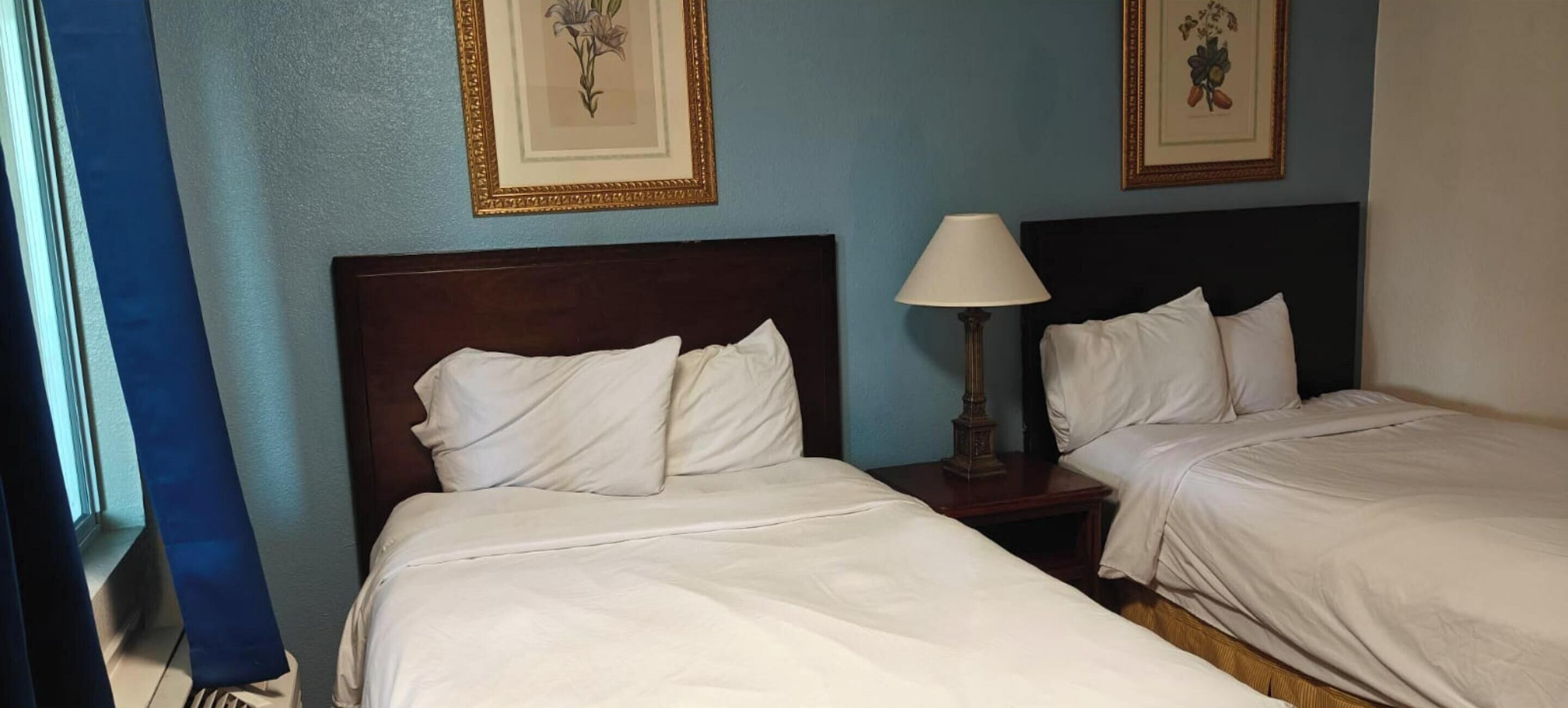 Huone, 2 keskisuurta parisänkyä, tupakointi kielletty