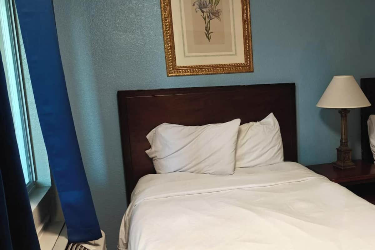 Huone, 2 keskisuurta parisänkyä, tupakointi kielletty