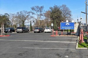 Free self-parking - Sacramento Inn & Suites Cal Expo I-80 (Sacramento)