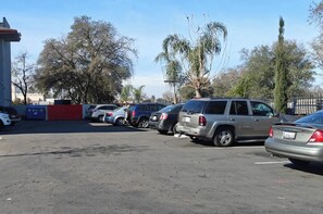 Free self-parking - Sacramento Inn & Suites Cal Expo I-80 (Sacramento)