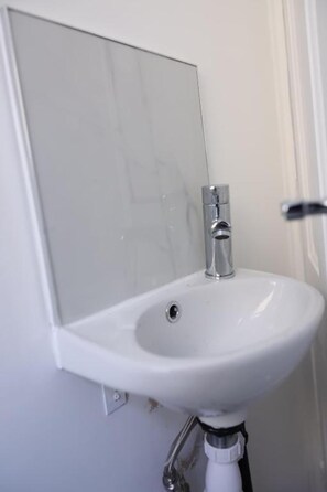 Deluxe Double Studio | Bathroom