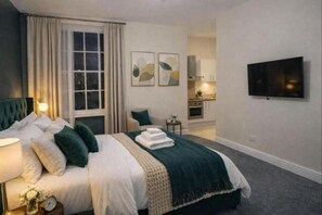 Deluxe-studio, 1 parisänky | Silitysrauta/-lauta, ilmainen Wi-Fi, vuodevaatteet