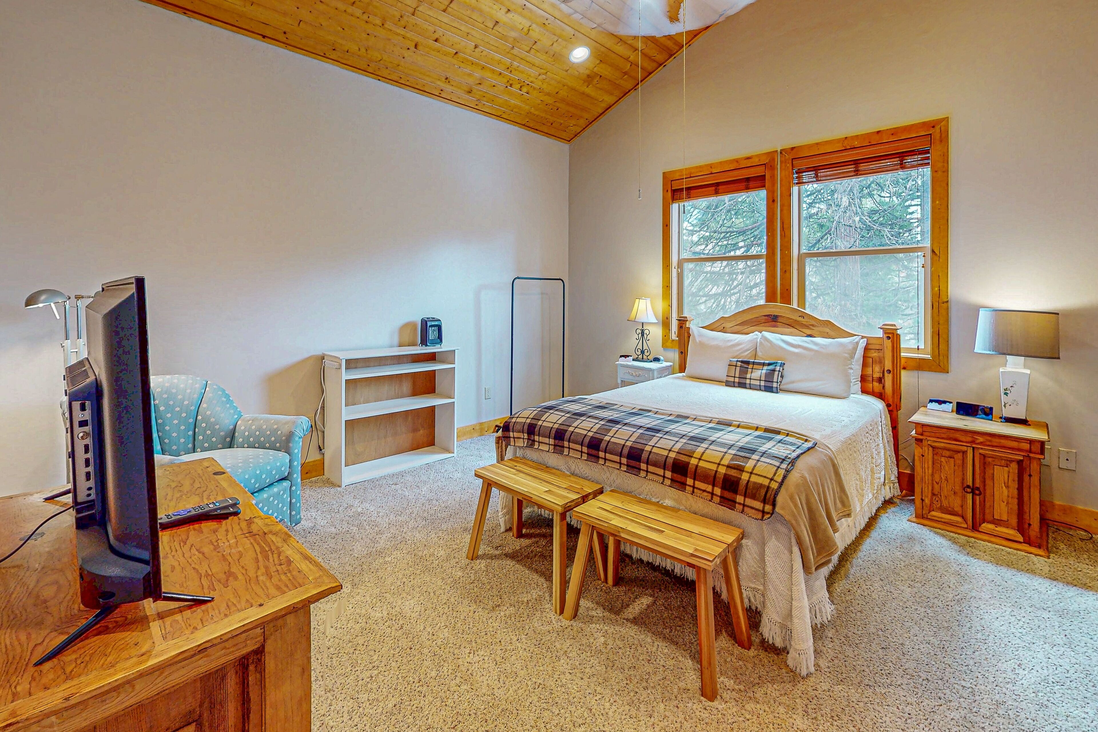 4 bedrooms, iron/ironing board, internet, bed sheets