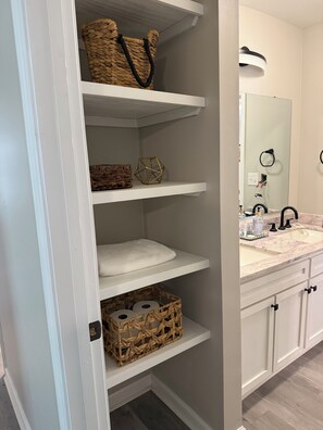 Bathroom - The Hunt Club-3 miles from GSU, Pet friendly, Pool Table (Statesboro)