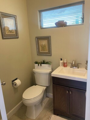 Shower, hair dryer, bidet, towels - Peaceful Oasis with pool in Rolling Hills (Rolling Hills)