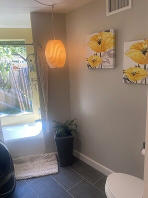 Shower, hair dryer, bidet, towels - Peaceful Oasis with pool in Rolling Hills (Rolling Hills)