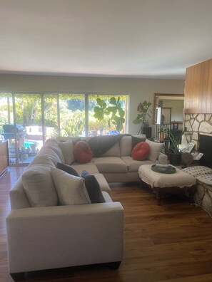 Una televisión, una chimenea