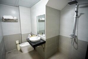 Dusche, Haartrockner, Bidet, Handtücher