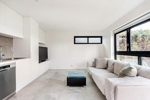 TV - Harbour Views Luxe Apartment + Infinity Pool with Garden (Henley)