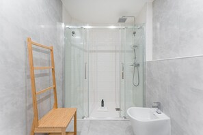 Een douche, een haardroger, handdoeken