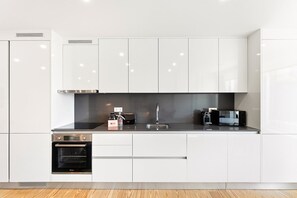 Fridge, microwave, oven, dishwasher - GuestReady - Modern Retreat in Vila Nova de Gaia (Vila Nova de Gaia)