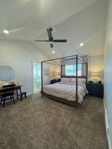 Cozy Winter Escape, New Build with 3 Car Garage