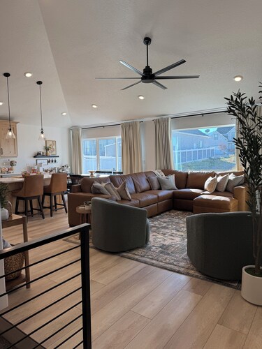 Cozy Winter Escape, New Build with 3 Car Garage