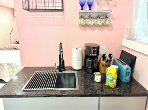 Kjøleskap, mikrobølgeovn, kaffetrakter/tekoker og papirhåndklær