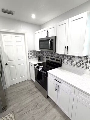 Fridge, microwave, oven, stovetop - Beautiful Waterfront Home - Pool 8PPL / 4BR (Tampa)