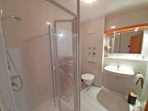Een douche, een haardroger, handdoeken