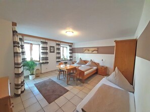 1 bedroom, Internet, bed sheets, wheelchair access - Wheelchair-accessible vacation apartment no. 1 one bedroom, living room/bedroom, ground floor 60 sqm (Aschau im Chiemgau)