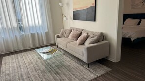 Living area - Cozy 2BR, WalkOfFame, FreeParking, Pool, HotTube (West Hollywood)