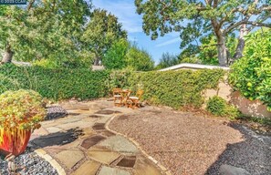 Outdoor dining - Guest Suite in Concord, California (Concord)