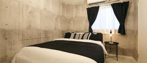Appartement | Rideaux dâobscurcissement, fer et planche Ă repasser
