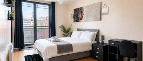 1 Schlafzimmer, Zimmersafe, Schreibtisch, Bügeleisen/Bügelbrett