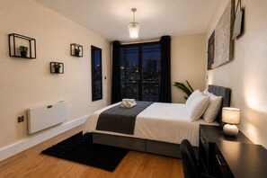 1 habitación, escritorio, tabla de planchar con plancha y cuna de viaje 