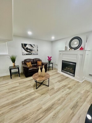 Living area - Cozy 2 Bedroom Luxury Suite (Windsor)