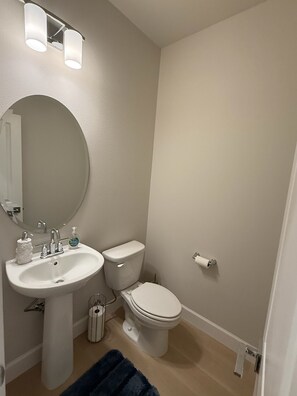 Een douche, een haardroger, handdoeken, zeep