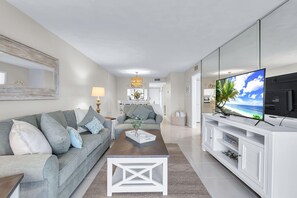 Condo, varias camas (Bayshore Yacht & Tennis 211 - Premier) | Área de sala de estar