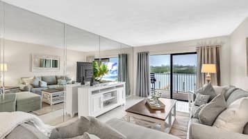Condo, Multiple Beds (Bayshore Yacht & Tennis 211 - Premier) | Living area