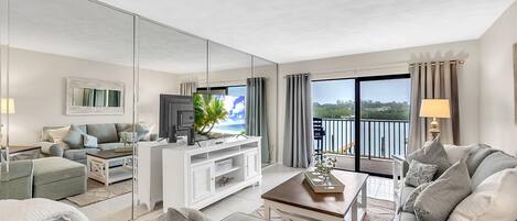 Condo, varias camas (Bayshore Yacht & Tennis 211 - Premier) | Área de sala de estar